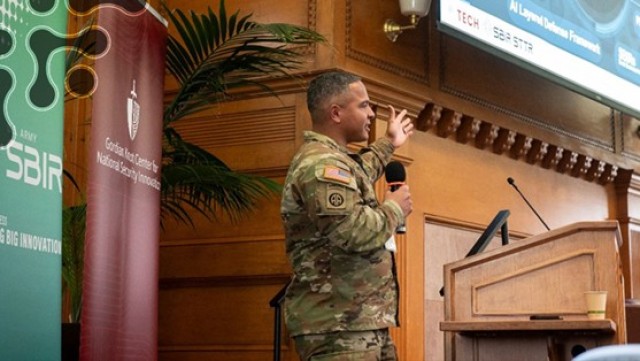 (Maj. Nefjoveny Rosa, Peo Iews, discusses Project Linchpin, the first registration program focused on Ai during signal information.)